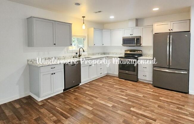 *AVAILABLE NOW!* Conveniently located 2 bed with loft in Central Kitsap, Large yard