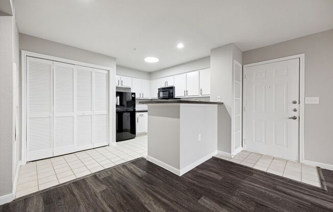 2 beds, 2 baths, 800 sqft, $1,595, Unit 5104