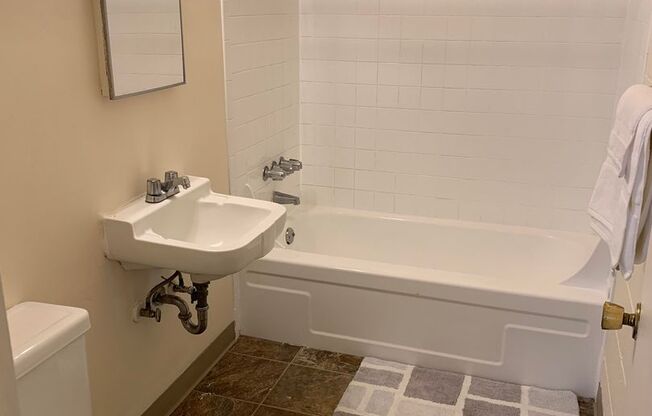 1 bed, 1 bath, 450 sqft, $995, Unit 201