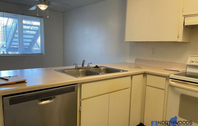 2 beds, 1 bath, $1,200, Unit # 4