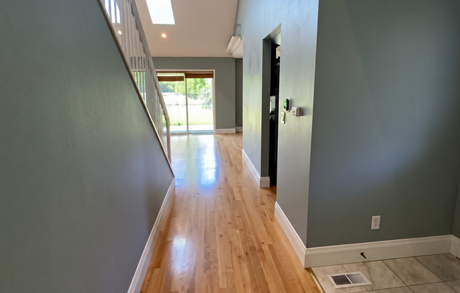 Four-Bedroom Duplex with Bonus Room & W/D Hookups – South Salem
