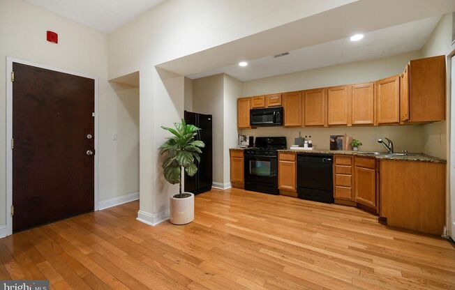 2 beds, 2 baths, 944 sqft, $1,920, Unit 401