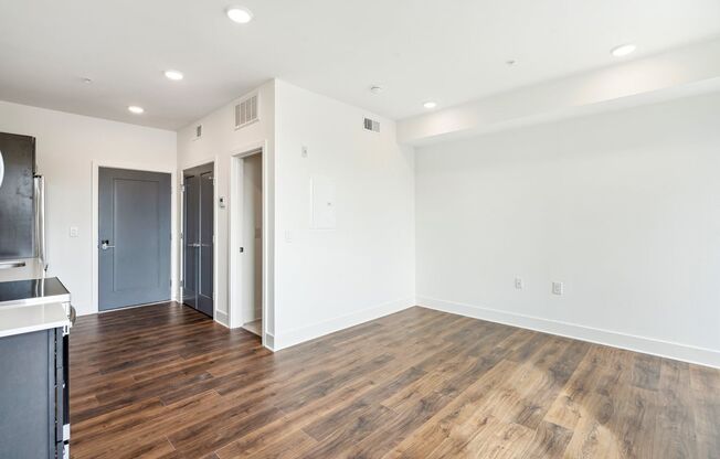 Studio, 1 bath, 392 sqft, $1,350