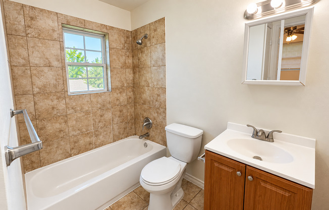1 bed, 1 bath, 530 sqft, $950, Unit Skyway Unit 8 > SAK