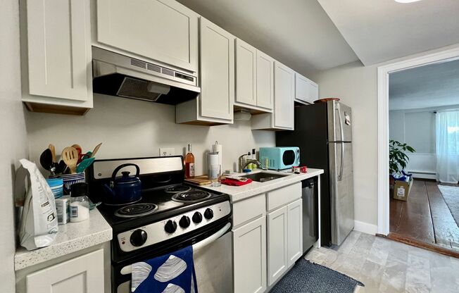 2 beds, 1 bath, $2,500, Unit 11 Ashland Court - Unit 2