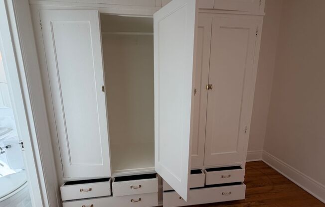 Studio, 1 bath, 308 sqft, $1,099, Unit 16