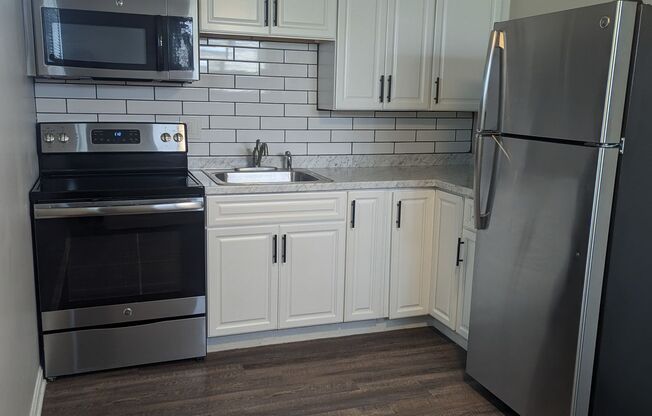Oakley: 2 Bed 1 Bath Renovated Apartment!