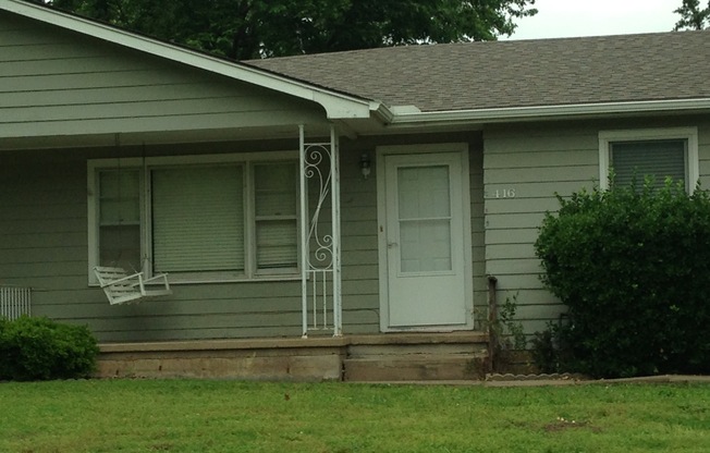 Great 2BR/1BA duplex on a quiet street in El Dorado!