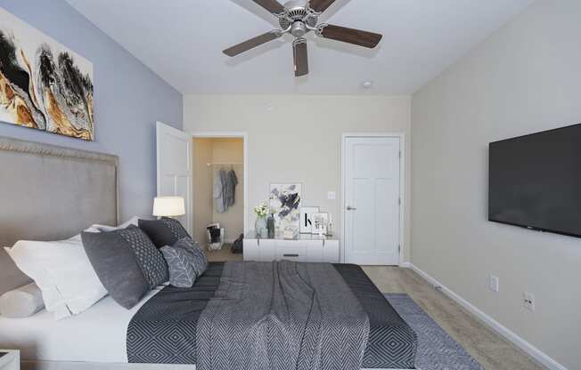 Bedroom's with bed at Monmouth Row Apartments, Kentucky, 41071