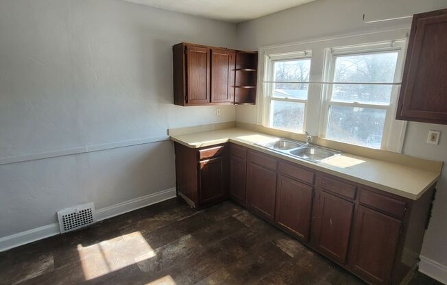 CLE Single Family 4 Bed 1 Bath FOR RENT!