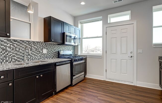 3135 W Montrose Ave
