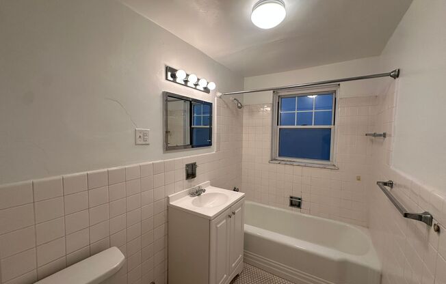 Studio, 1 bath, 295 sqft, $1,175, Unit Old King Edward 731