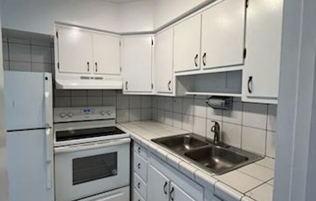 Elmhurst One Bedroom Apartment ~ Parking Included ~ Cats Welcome