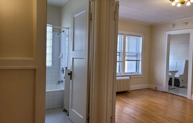 Studio, 1 bath, $895, Unit 33