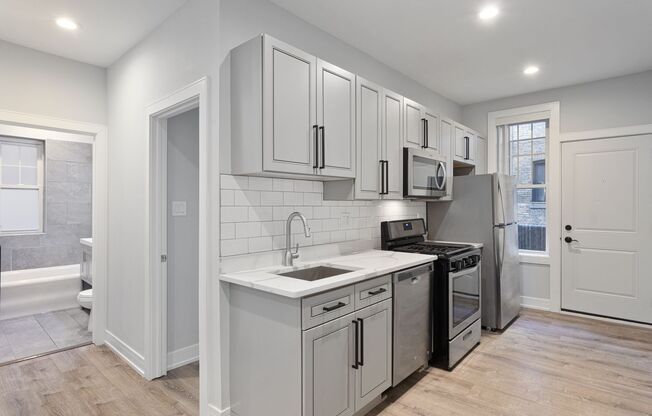 3 beds, 1 bath, 850 sqft, $2,500, Unit 6948-1