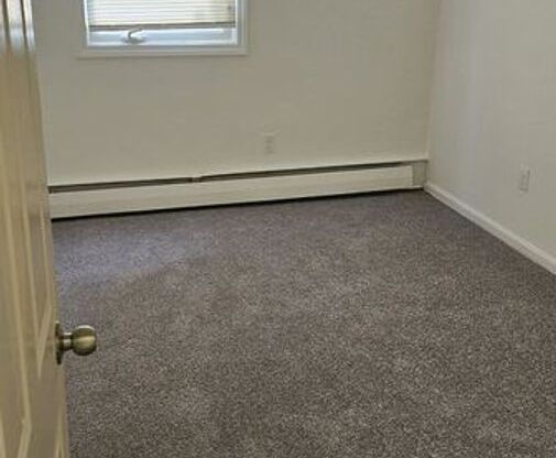 2 beds, 1 bath, $1,400, Unit #4