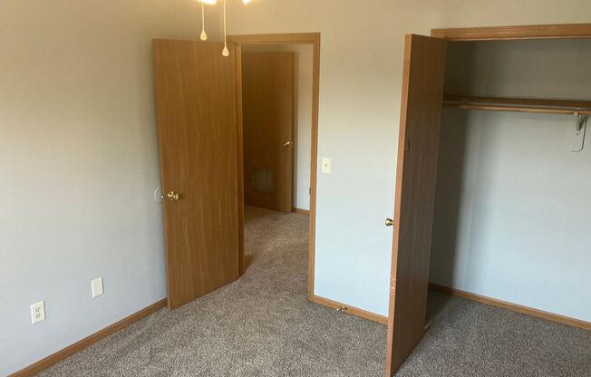 2 beds, 1 bath, $700, Unit #10