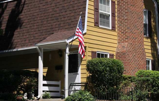 Colonial Towne Apartment with Flag
