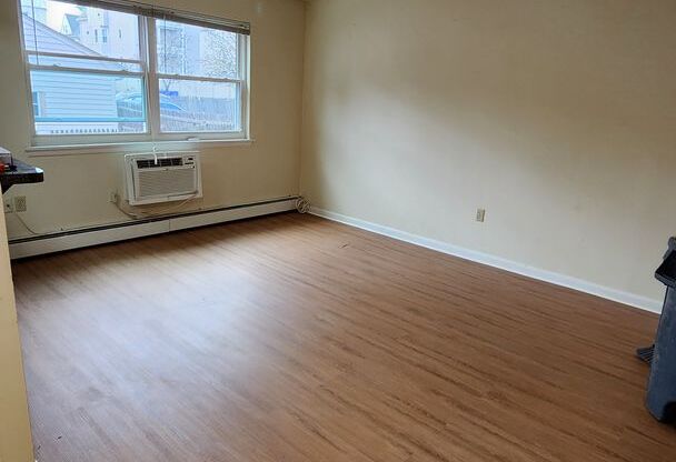 1 bed, 1 bath, $1,600, Unit A4