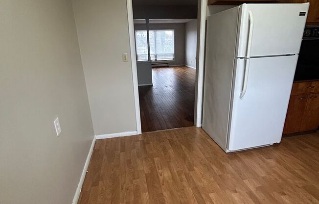 2 beds, 1 bath, $975, Unit Apt 3