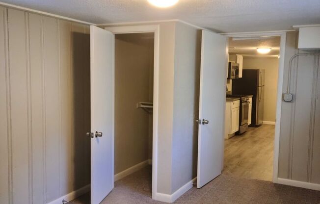 3 beds, 1 bath, $1,500, Unit Unit B