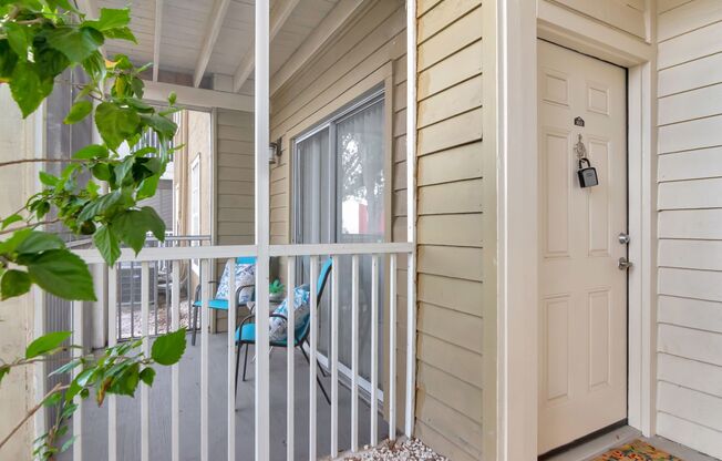 Ground Floor 1 BR + Den in Brandon with Resort Amenities