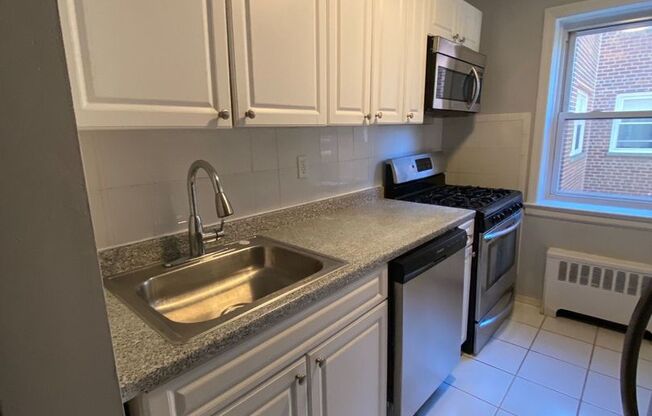 2 beds, 1 bath, $2,300, Unit 4A