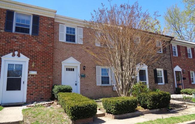 Available Now!  2 Large Bedroom 2 level Townhouse in Fredericksburg