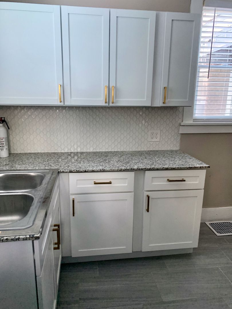 *** Charming Dormont Duplex Three Bedroom * Walk to Shops and the T * Pet Friendly * Private Porch and Backyard ***