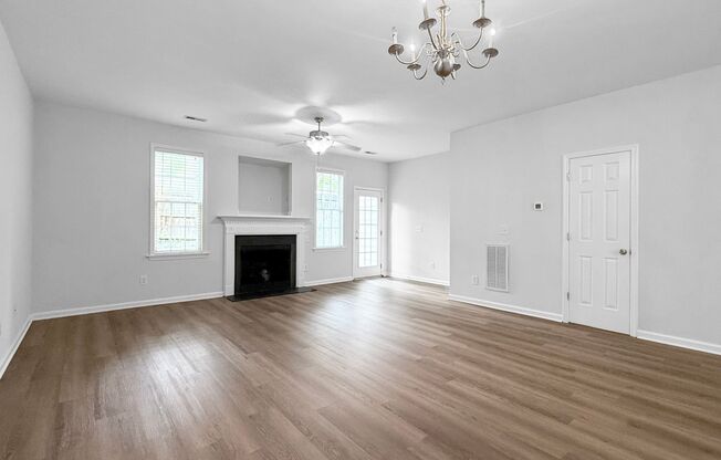 $350 Off Rent!!!! Beautiful Townhome, Fenced-in Patio, Pet Friendly!