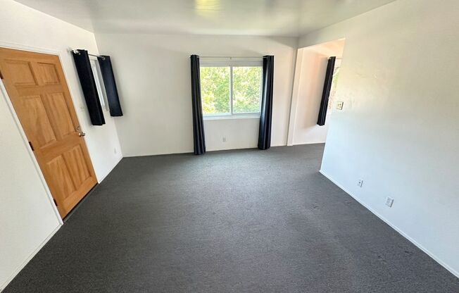 Vintage, like fine wine: 1 Bedroom Apartment in Highly Desired Neighborhood with Beautiful Views!