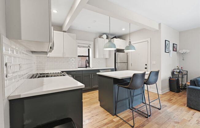 4 beds, 2 baths, 950 sqft, $5,500, Unit 924-1E