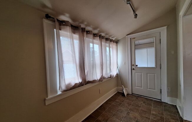 2 beds, 1 bath, $1,400