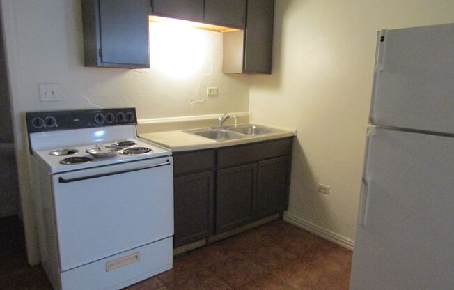 2 beds, 1 bath, $695, Unit 5