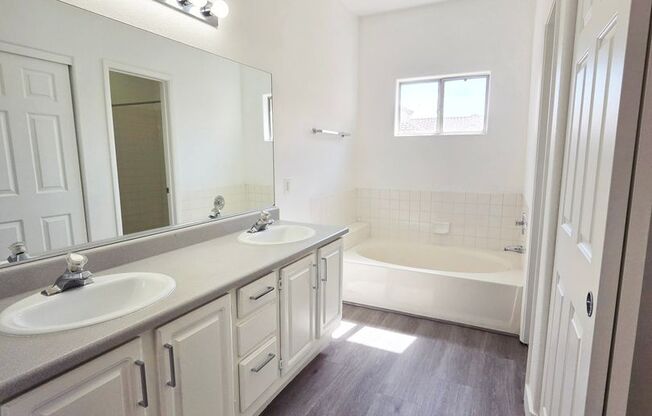 3 beds, 3 baths, $1,850, Unit Unit 1015 UNIT B BLDG 7