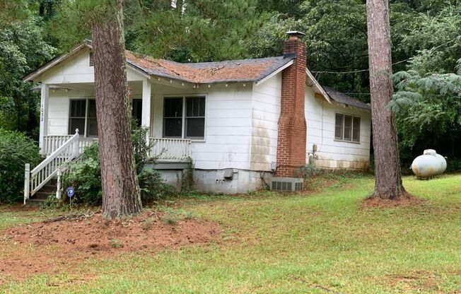 1032 HWY 54 W: Quaint & cozy 1BD, 1BA home that has lake view. Short distance to hospital, shopping, & restaurants. AVAILABLE NOW!