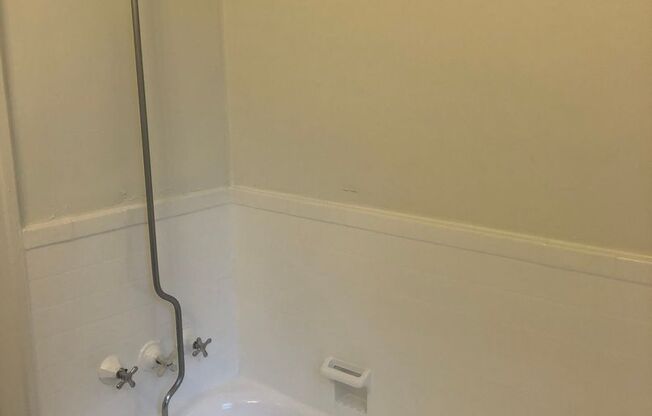 2 beds, 1 bath, 844 sqft, $1,350, Unit 4N