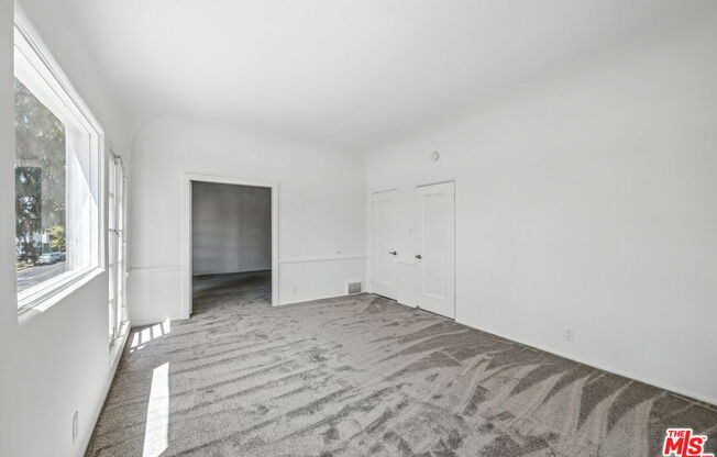 100 N MANSFIELD AVE
