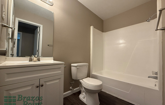 1 bed, 1 bath, 640 sqft, $825, Unit 220