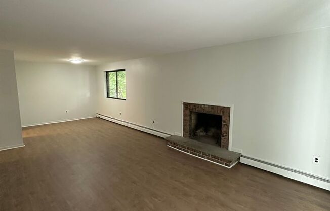 2 beds, 1 bath, 800 sqft, $1,250, Unit A-32