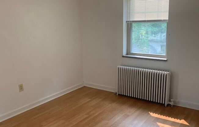 3 beds, 1 bath, 800 sqft, $2,275, Unit 406D