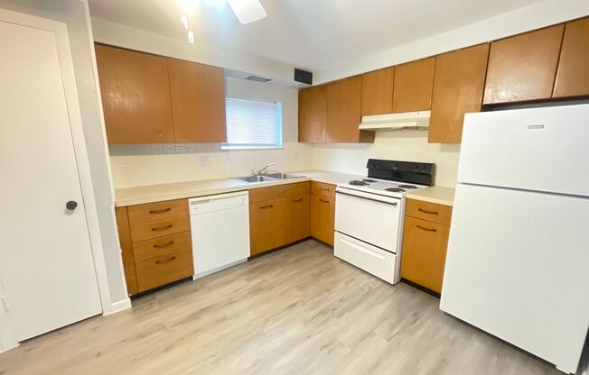 2 beds, 1 bath, 730 sqft, $855, Unit B