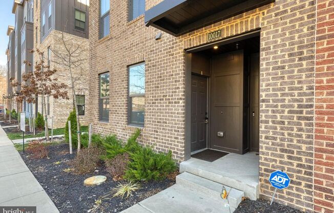 Live in the highly coveted community of Paddock Pointe in Howard County in this 2bd 2.5bth condo.