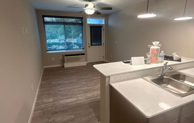 Studio, 1 bath, 500 sqft, $995, Unit 18