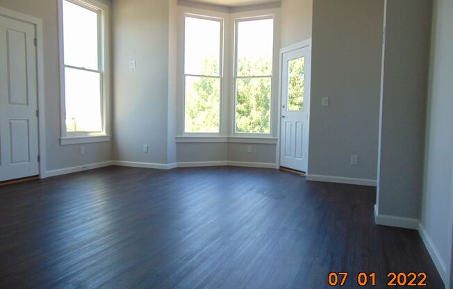 Upper Unit Remodeled Apartment in Downtown Martinez