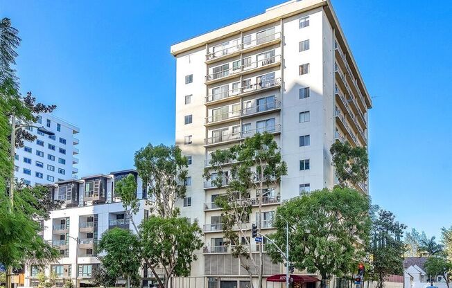 1 bed, 1.5 baths, 929 sqft, $4,100, Unit 909