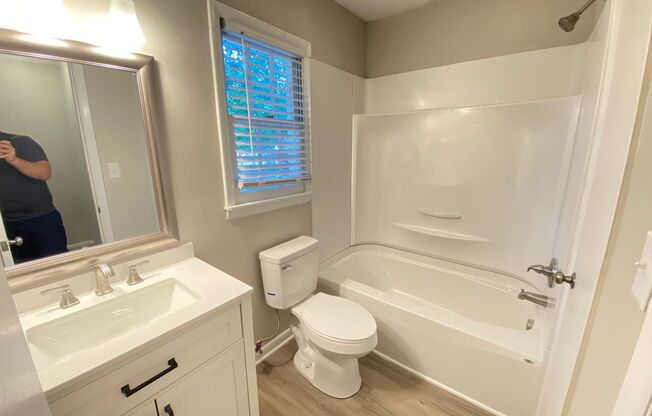 1 bed, 1 bath, 615 sqft, $950, Unit 861 Oakwood Villa
