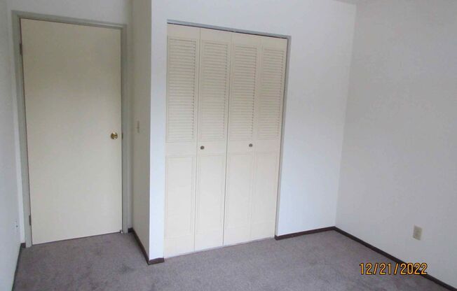 2 beds, 1 bath, $1,075, Unit 15623 - 09