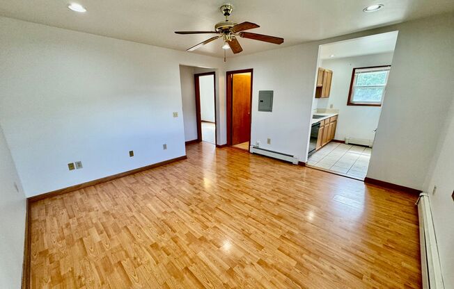 2 beds, 1 bath, $1,195, Unit 2