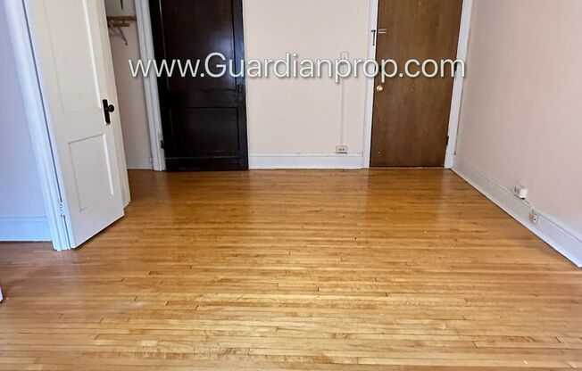 Studio Lakes Uptown Apartment, Blocks from Both Lakes, Hardwood Floors, One Month Free